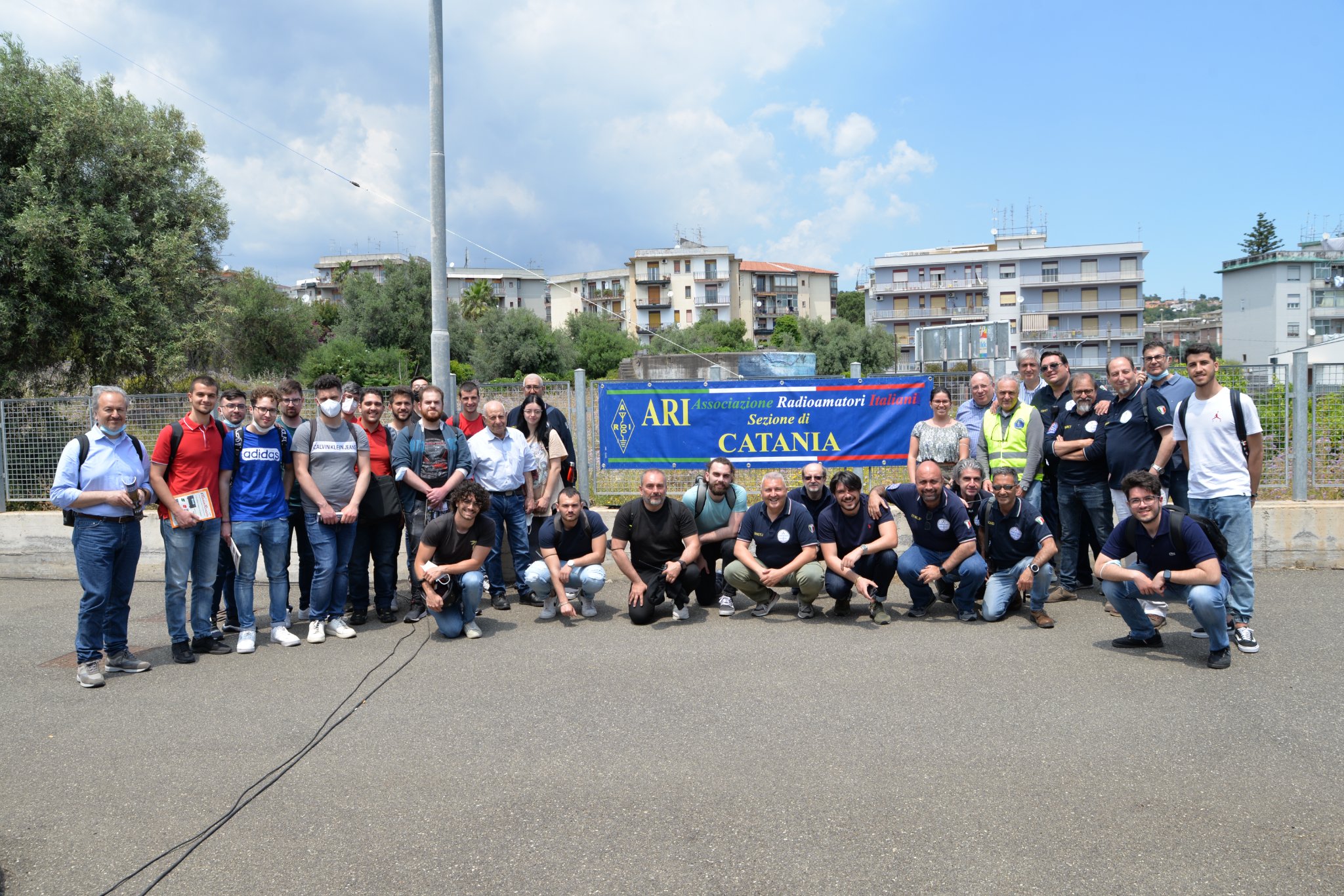 Studenti UNICT e soci A.R.I. Catania durante le attività di radiocomunicazione